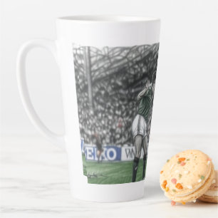Irischen Fußball feiern Milchtasse