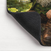 Irischer Gnom mit grünem Bier Mousepad (Ecke)