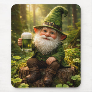Irischer Gnom mit grünem Bier Mousepad