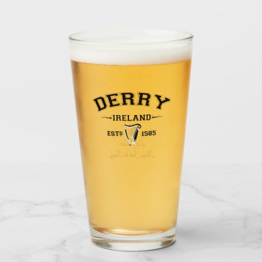 Irischer Landkreis Derry Irland Personalisierter T Glas (Vorne (Gefüllt))