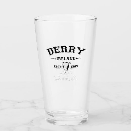 Irischer Landkreis Derry Irland Personalisierter T Glas (Vorderseite)
