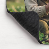 Irischer Leprechaun bewundert eine Goldmünze Mousepad (Ecke)
