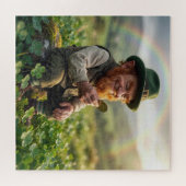 Irischer Leprechaun bewundert eine Goldmünze Puzzle (Horizontal)