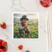 Irischer Leprechaun bewundert eine Goldmünze Serviette (Beispiel)