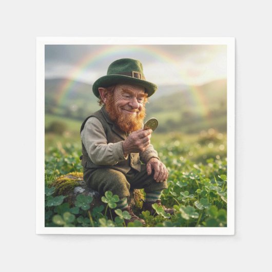 Irischer Leprechaun bewundert eine Goldmünze Serviette (Vorderseite)