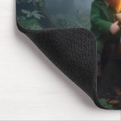 Irischer Leprechaun in einem nebligen Wald Mousepad (Ecke)
