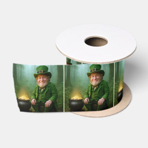 Irischer Leprechaun mit einem Goldtopf Satinband