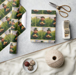 Irischer Leprechaun mit Goldmünze und Regenbogen Geschenkpapier