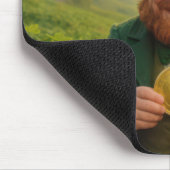 Irischer Leprechaun mit Goldmünze und Regenbogen Mousepad (Ecke)