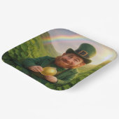 Irischer Leprechaun mit Goldmünze und Regenbogen Pappteller (Gewinkelt)