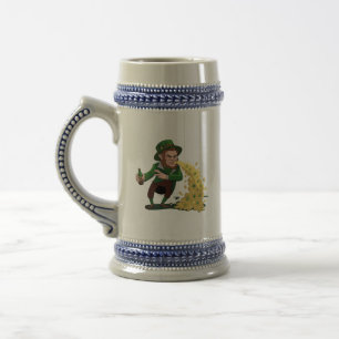 Irischer Leprechaun wirft Lucky Cookies Lustig Bierglas