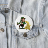 Irischer Leprechaun wirft Lucky Cookies Lustig Button (Beispiel)