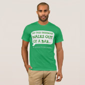 Irischer Mann geht aus Bar-T - Shirt heraus (Vorne ganz)