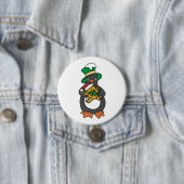 Irischer Pinguin hält Weihnachts-Teddybär Button (Beispiel)