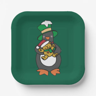 Irischer Pinguin hält Weihnachts-Teddybär Pappteller