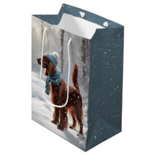 Irischer Setter im schneebedeckten Wald Mittlere Geschenktüte