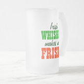 Irischer Whisky macht mich Frisky Mattglas Bierglas (VorderseiteRechts)