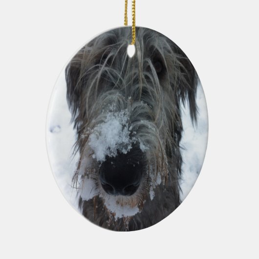 irischer Wolfhound, der im Schnee spielt Keramikornament (Rechts)