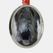 irischer Wolfhound, der im Schnee spielt Ornament Aus Metall (Rechts)