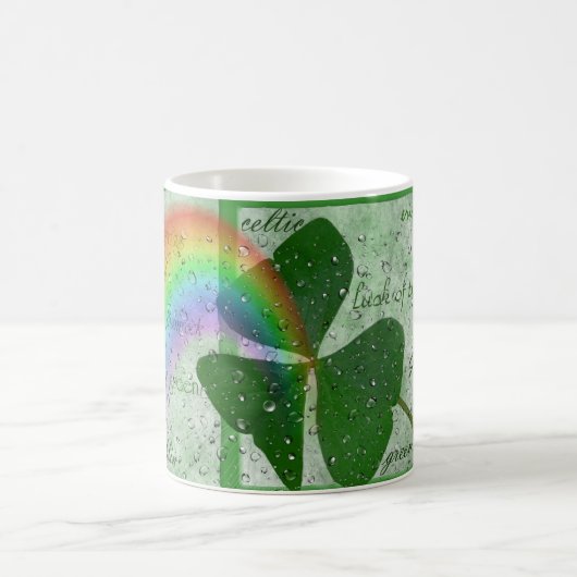 Irisches Kleeblatt und Regenbogen in Regen Kaffeetasse (Mittel)