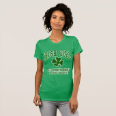 Irisches Mädchen: Trinkender Freund T-Shirt (Vorne ganz)