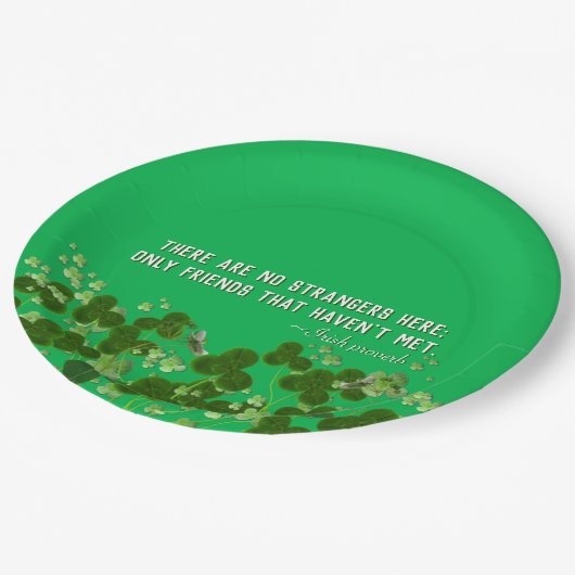 irisches Sprichwort mit Kleeblättern Pappteller (Schrägansicht)