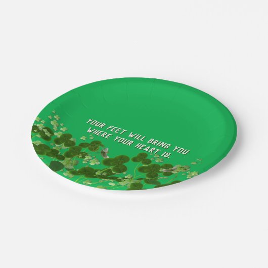 Irisches Zitat mit Kleeblättern Pappteller (Schrägansicht)