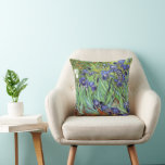 Irises Garden Vincent van Gogh Kissen<br><div class="desc">Ein kunstvoll dekoratives Kissen mit Ölgemälde,  Ire (1889) von Vincent van Gogh (1853-1890). Ein Garten mit zarten Blüten,  der in Blau- und Violetttönen tanzt. Beeinflusst durch japanische Ästhetik.</div>