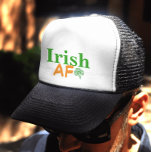 Irish AF Funny Truckerkappe<br><div class="desc">Irische AF-Typografie in grün-orangefarbenen Schriftart mit kleinen keltischen Kleeblättern.</div>