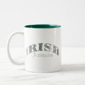 Irish Attitude Distance Zweifarbige Tasse (Links)