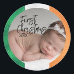Irish Baby's First Christmas Runder Aufkleber<br><div class="desc">Diese niedlichen Aufkleber-Etiketten haben ein irisches Weihnachtsthema. In der Mitte befindet sich ein Baby-Foto, das Sie individuell gestalten können, um Ihr eigenes Foto oder ein anderes Wunschbild Ihres Babys einzubinden. Der Titel "Erste Weihnachten" wird in einem eleganten Script-Schriftart an die verlassen gedruckt, gefolgt von einem Beispieljahr. Die Grenze weist ein...</div>