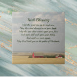 Irish Blessing Golden Wheat Fields Fliese<br><div class="desc">Keramik mit traditioneller irischer Segen in grüner,  stilisierter Schrift,  mit einem Foto von goldenen Weizenfeldern und einer roten Scheune. Wählen Sie Ihre Kachelgröße aus. Macht ein nachdenkliches Geschenk für Familie und Freunde. Auch macht ein großartiges Haus Erwärmung Geschenk!</div>