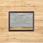 Irish Blessing Golden Wheat Fields Plaque Awardplakette<br><div class="desc">Holzwandplakette mit einem Foto aus goldenen Weizenfeldern,  roter Scheune und großem Himmel,  sowie einem traditionellen irischen Segen,  der in grüner,  stilisierter Schrift gedruckt ist. Wählen Sie Ihre Wandplakatgröße aus. Macht ein nachdenkliches Geschenk für Familie und Freunde!</div>