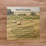 Irish Blessing Hay Bales in the Field Fliese<br><div class="desc">Keramik-Kachel mit einem traditionellen irischen Segen in grüner,  stilisierter Schrift gedruckt,  zusammen mit dem Foto-Bild eines landwirtschaftlichen Feldes voll mit Ballen von Heu. Wählen Sie Ihre Kachelgröße aus. Macht ein nachdenkliches Geschenk für Familie und Freunde.</div>