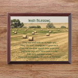 Irish Blessing Hay Bales in the Field Wall Plaque Awardplakette<br><div class="desc">Holzwand,  die das Foto eines Bauernhofs mit Heu-Ballen und einem traditionellen irischen Segen in grüner keltischer Schrift zeigt. Wählen Sie Ihre Wandplakatgröße aus. Macht ein nachdenkliches Geschenk für Familie und Freunde!</div>