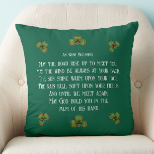 Irish Blessing und Shamrocks Grüne Typografie Kissen