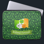 Irish Celtic Clover Laptopschutzhülle<br><div class="desc">Eine wunderschöne grüne irische keltische Klee mit irischer Flagge und Typografie Irland für immer</div>