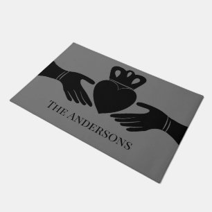 Irish Claddagh Ring Graphic in Black Personalisier Fußmatte
