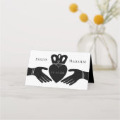 Irish Claddagh Ring Simple Black and White Wedding Platzkarte (Rückseite)