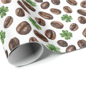 Irish Coffee Beans and Shamrocks Funny Design Geschenkpapier (Rolleneckpunkt)