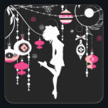 Irish Dance Christmas Ornaments Rosa und Schwarz Quadratischer Aufkleber<br><div class="desc">Dieses Irish Dance Weihnachtsaufkleber-Design bietet eine Silhouette Irish Dancer tanzen Hard-Schuh darstellend einen Zeh-Stand. Es gibt einen festlichen Urlaubshintergrund mit rosa und weißen Ornamenten mit Saitenleuchten auf schwarz. -</div>