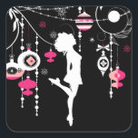 Irish Dance Christmas Ornaments Rosa und Schwarz Quadratischer Aufkleber<br><div class="desc">Dieses Irish Dance Weihnachtsaufkleber-Design bietet eine Silhouette Irish Dancer tanzen Hard-Schuh darstellend einen Zeh-Stand. Es gibt einen festlichen Urlaubshintergrund mit rosa und weißen Ornamenten mit Saitenleuchten auf schwarz. -</div>