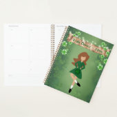 Irish Dancer mit Braunhaar und Clovers Dance Planer (Anzeige)