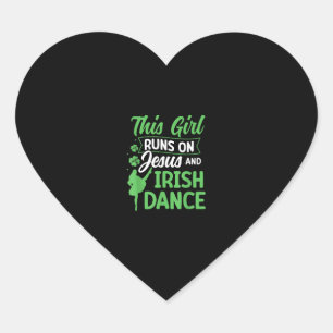 Irish Dancing Dieses Mädchen läuft auf Jesus und I Herz-Aufkleber