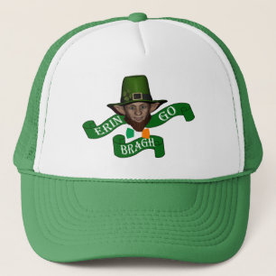 Irish Erin geht mit St Patrick's Day Truckerkappe