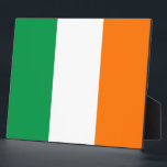 Irish Flag Plaque Fotoplatte<br><div class="desc">Mit unserer ausgezeichneten Tafel mit der Flagge Irlands bereichern Sie Ihre Dekoration! Diese mit viel Liebe zum Detail gestaltete Plakette ist mehr als nur ein Dekorationsstück; sie ist eine Feier des irischen Erbes und des Nationalstolzes. Das kühne Design zeigt stolz die ikonischen Elemente der irischen Flagge, die die reiche Geschichte,...</div>