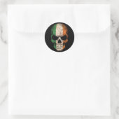 Irish Flag Skull auf Black Runder Aufkleber (Tasche)