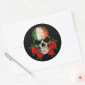 Irish Flag Skull mit Rote Rosen Runder Aufkleber (Umschlag)