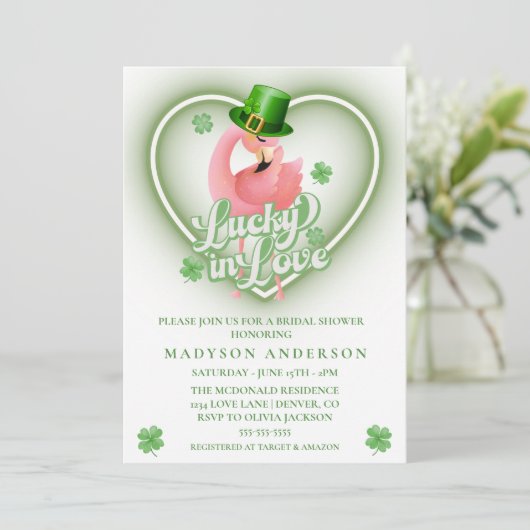 Irish Flamingo Lucky in Liebe Brautparty Einladung (Stehend Vorderseite)