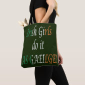 Irish Girls tun es als Gaeilge-Stute Tasche (Von Nahem)